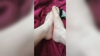 TsM1nni undresses and plays with her cute feet