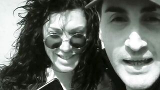 Coppia italiana scopa davanti alla fermata del bus