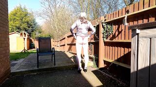 amateur crossdresser kelly cd enjoying her sissy gurl dong in the garden