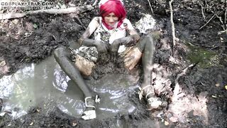 obscene trap cosplay lover Maki bride soiling her costume and masturbating in the mud