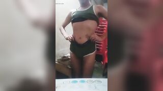 Un femboy baila muy hot para todos