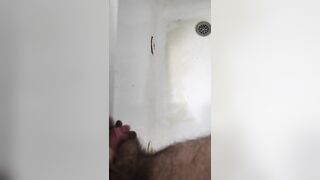 Loud tub void urine from side of the tub