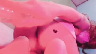 Pequeña chica trans jugando con un vibrator - Maddy Diamond