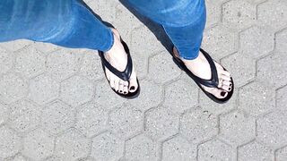 crossdresser with hawt feet went for a walk in the park