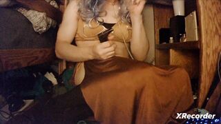 Samanthacd31 clothed as Serf Leia with nylons blowing cloudz!!