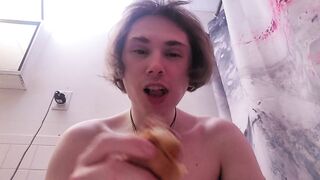 Undressed babe eats burger during the time that on the biffy