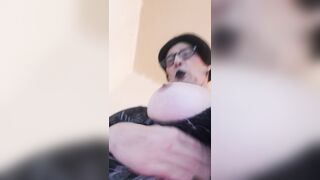 Je joue avec mon nichon