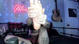 Oiling Feet and Toe Cracking