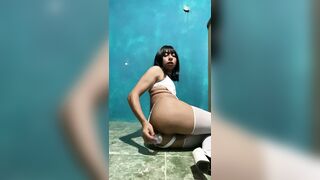 Femboy jugando con juguete