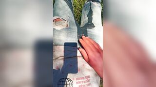 Chica Desesperada mea sus pants