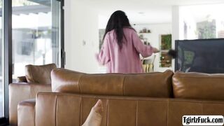 This large bazookas transsexual sucks and bangs the tech guy behind the daybed (Cliff Jensen, Hottie Eva, Eva Maxim)