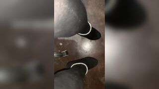 Masturbandome con mis nuevas zapatillas