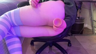 Large Booty Femboy finger’s themselves then cums on their large haunches