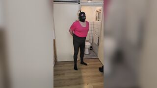 Fette Sissy pisst in Leggins