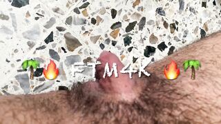 Tomando el sol me pongo caliente Masturbo mi pequeña polla ftm