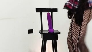 Femboy probando consoladores