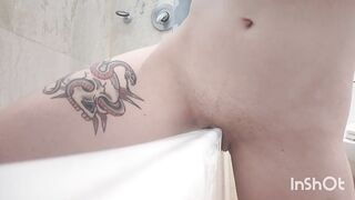 eighteen year old exploring her body on the tub