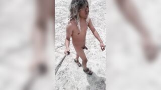 linda trans muy caliente en minifalda y tacones le gusta desnudarse en publico