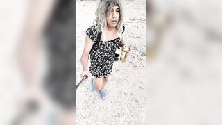 hawt ladyboy camina en publico con minifalda y sandalias muy caliente