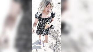 ladyboy con lindos pies caliente en mini vestido y tacones camina en publico muy caliente