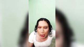 Trans angel limpiando un sex toy con su boca