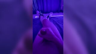 Молодой фембой расслабляется и оргазм до самого конца