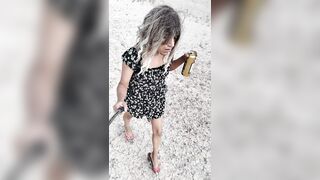 femboy layboy con minivestido y tacones caminando en publico muy caliente