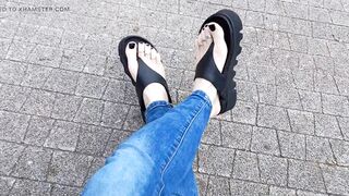 showing feet- crossdressing