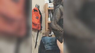 Femboy golpeandose el culo y mostrando su pene femenino