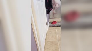 Gurl takes a bare shower