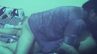 Tirando a travesti femenina por dinero