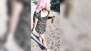 ladyboy hermosa con minivestido camina en publico con sandalias muy caliente