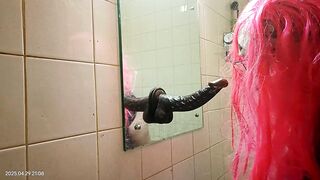 TV clown wench gets her creamy award - just not the cream that babe was hoping for