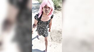 pequeña ladyboy femboy en mini vestido y sandalias camina en publico muy caliente