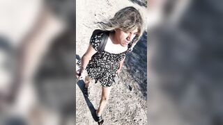 linda ladyboy en publico con minifalda y sandalias muy caliente