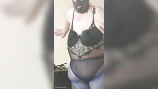 Bulky TV spanks her own arse in hose