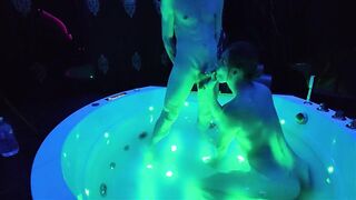 AMATEUR FRANCAIS - FILLE TRANS FAIT UN ORAL-JOB DANS UN JACUZZI - CIRILLA FREYA