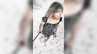 hot travesti camina en publico con minivestido y tacones violeta linda puta caliente