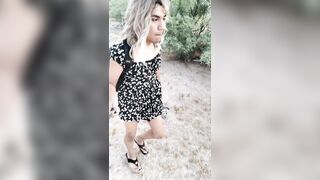 linda ladyboy camina en publico con minivestido y sandalias altas caliente