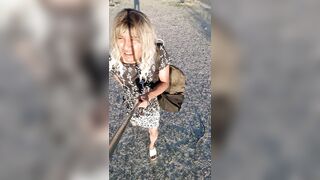 caminando vestida de mujer con tacones en publico muy caliente