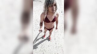 linda trans hot con bikini y tacones en publico muy caliente