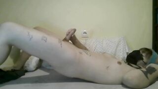 puta trans femboy acaricia su polla y se corre encima