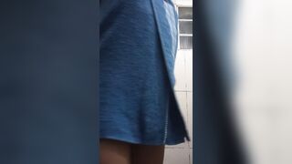 Sin ropa, solo una toalla de baño 1