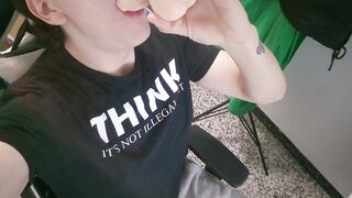 Sexy newbie trans hotty plays alone with her sextoy. UwU