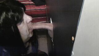 T-Girl sucking hawt rod at gloryhole