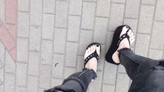 I show my feet in public on the street