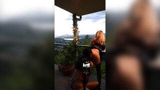 Sissy lola robe noir vinyl et talons aiguille embrasse et suce Stessy et se fait lécher le cul au sunset