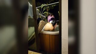 Sissy lola en vinyl violet se caresse et se prends des doigts dans le cul par stessy dans un jacuzzi