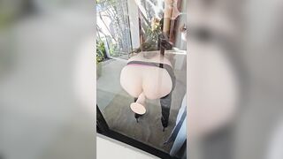 Tiny chienne de Sissy Lola se fait plaisir et s'enfonce un god sur sa baie vitrée en underware.