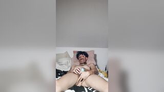 Homme trans maquillé en clown se masturbe